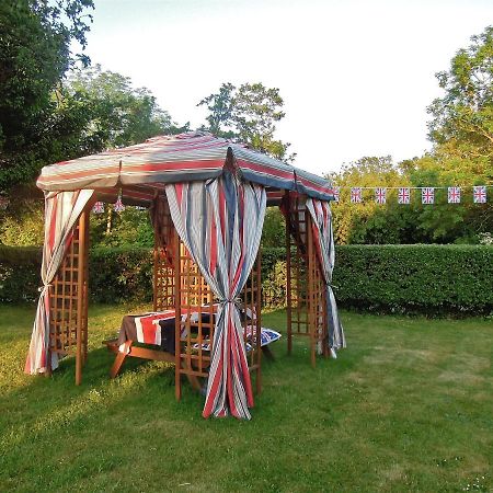 Fosse Farmhouse Holiday Cottages Chippenham  Bagian luar foto