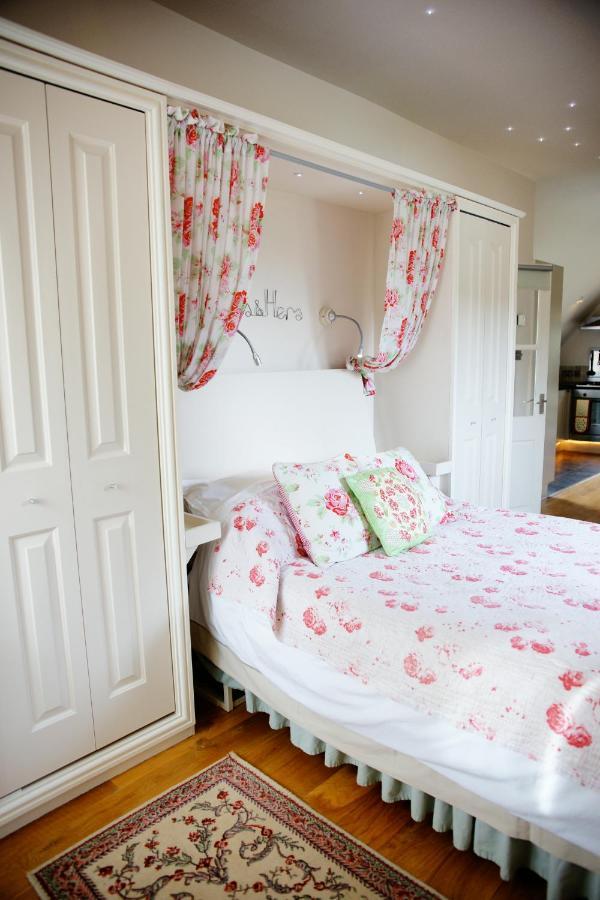 Fosse Farmhouse Holiday Cottages Chippenham  Bagian luar foto