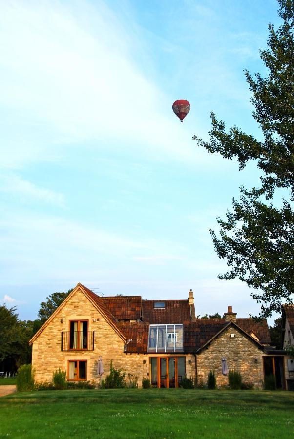 Fosse Farmhouse Holiday Cottages Chippenham  Bagian luar foto