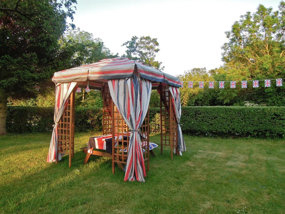 Fosse Farmhouse Holiday Cottages Chippenham  Bagian luar foto