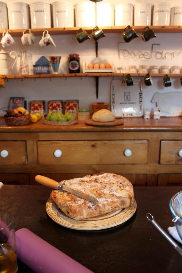 Fosse Farmhouse Holiday Cottages Chippenham  Bagian luar foto